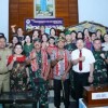 Panglima TNI dan Kapolri berfoto bersama di Gereja Katedral Hati Tersuci.